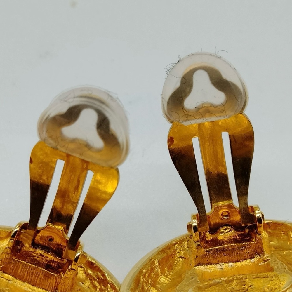 Vintage NIB Chanel Classic Baroque Pearl Quilted Edge Gold Round Clip Earrings - Picture 8 of 9